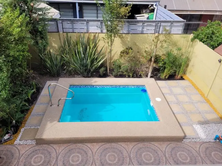 escalera y piscina