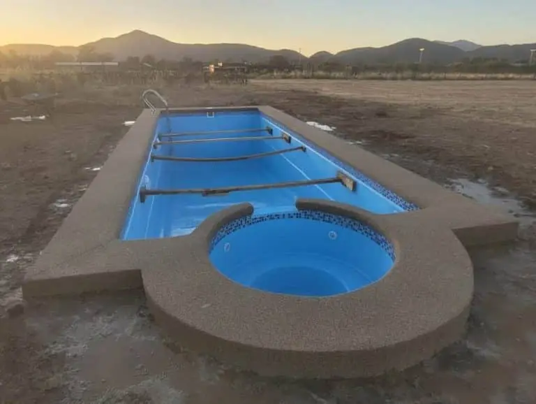 piscina y bordes
