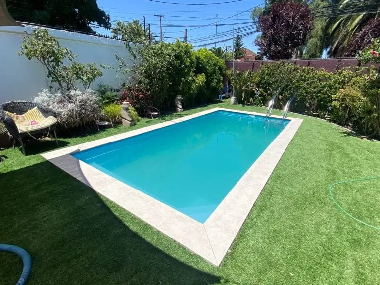 piscina y escalera