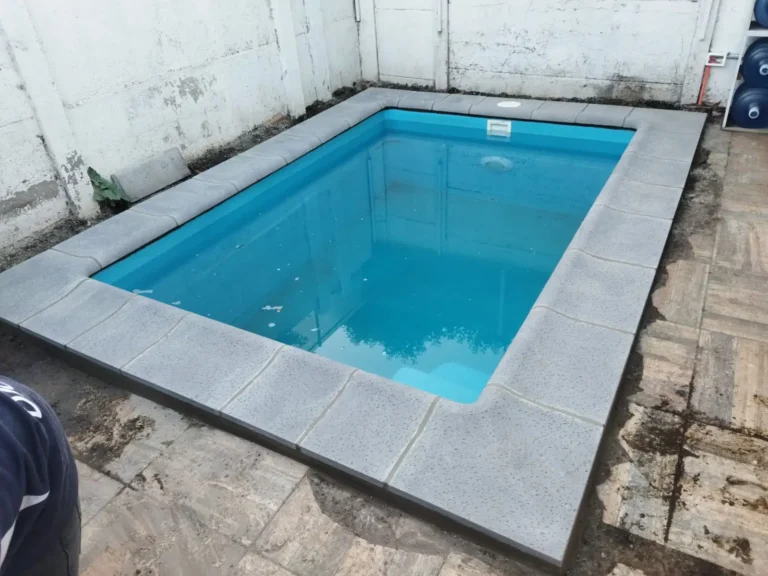 bordes y piscina