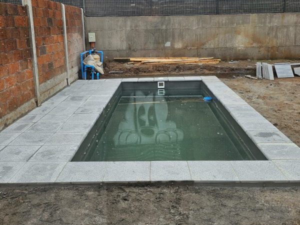 bordes y piscina